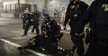 Около 140 силовиков пострадали во время протестов в Портленде