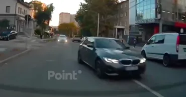 В Кишиневе водитель BMW чуть не устроил лобовое ДТП и едва не сбил женщину