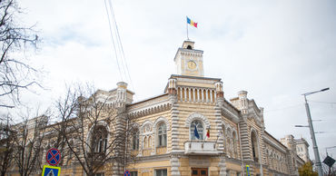Часы на здании мэрии находятся на ремонте.