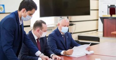 Игорь Додон представил подписные листы в свою поддержку в ЦИК.