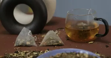 Oamenii de știință au aflat cât microplastic este eliberat dintr-un pliculeț de ceai