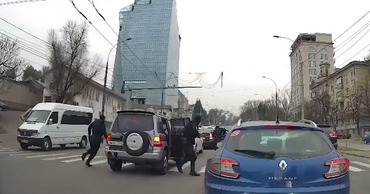 Момент задержания посреди улицы в Кишинёве попал на видео.