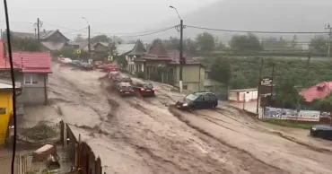 Горный курорт в румынских Карпатах затопило после сильных ливней