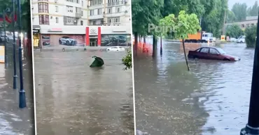 Одессу затопило во время сильного ливня: плывут авто и мусорные баки