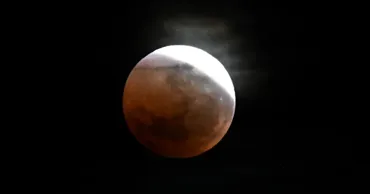 Eclipsă de Lună, vizibilă parțial și în Moldova. Când va avea loc fenomenul