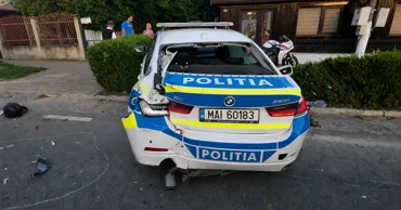 Un autocar din Moldova a lovit o mașină de Poliție în România: Sunt trei răniți