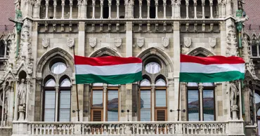 Парламент Венгрии проголосовал за отстранение президента от должности