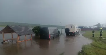 Drumuri distruse și gospodării inundate după viiturile care au lovit comuna Gangura