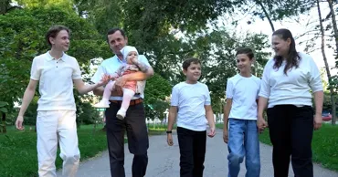 Cum e să fii tată de fetiță după trei băieți: Povestea unui moldovean