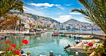 Țara din Balcani devenită fenomen turistic: Plaje spectaculoase și prețuri mici