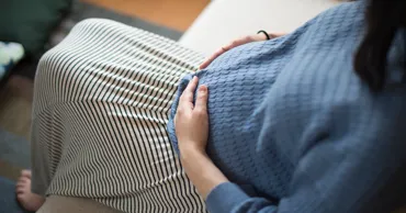 Oamenii bogați din China creează „dinastii invincibile” prin folosirea mamelor surogat în SUA