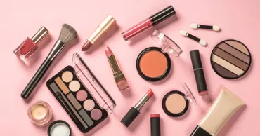 Ce trebuie să știi înainte să cumperi produse cosmetice? Sfaturile dermatologilor