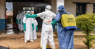OMS a anunțat începerea testelor medicamentelor împotriva tulpinii de Ebola care a ucis sute de oameni