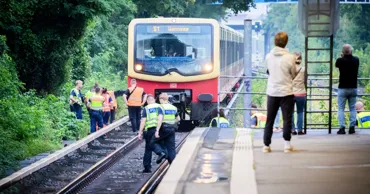 Из-за непогоды в Германии поезд врезался в дерево, дороги и дома оказались под водой