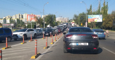 На многих улицах Кишинева образовались километровые пробки.