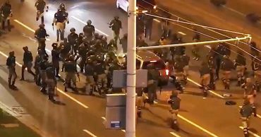 В Минске несколько десятков силовиков атаковали автомобиль на проспекте Дзержинского.