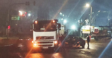 На Балканском шоссе произошла авария: автомобиль столкнулся с фурой.