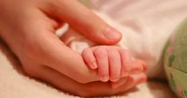 Indemnizațiile de maternitate și naștere ar putea scădea cu mii de lei în 2027