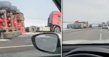 В Теленештском районе грузовик перевернулся на повороте