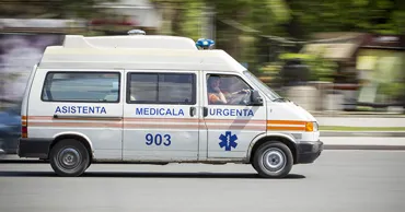 В центре Кишинёва рекламный щит упал на женщину