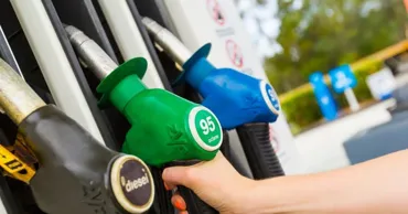 Litrul de motorină ajunge sub 26 de lei, iar benzina scade sub 28 de lei