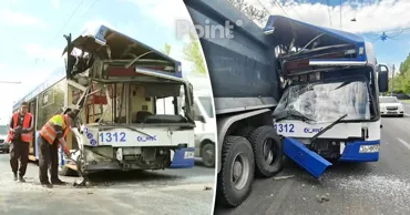 Accidentul grav cu implicarea unui troleibuz în Capitală. Martori: A fost un sunet asemănător unei explozii