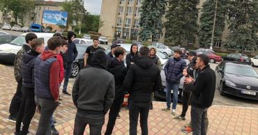 Некоторым соседям в Хынчештах смерть ребенка кажется подозрительной.