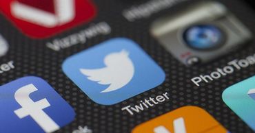 Twitter начнет маркировать фейковые фотографии и видео.