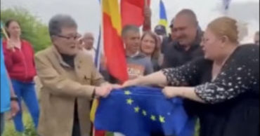 Лидер партии SOS Romania Диана Шошоакэ разорвала флаг ЕС в День Европы