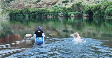 Ультрамарафонец установил рекорд в заплыве в реке с крокодилами