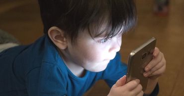 Учёные выявили негативные последствия использования смартфонов детьми.