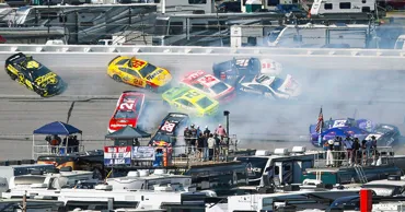 В США произошла масштабная авария во время гонки NASCAR