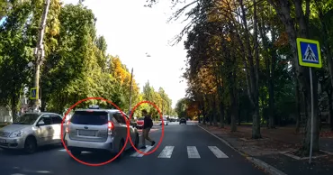 На Буюканах такси едва не сбило пешехода прямо на «зебре»