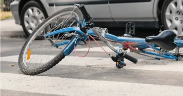 Accident în Capitală: O motocicletă și o bicicletă, implicate în impact