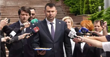 Костюк пришел к президентуре с плациндой и посоветовал "сократить аппетит чиновников"