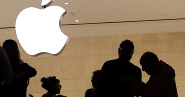 Apple пересматривает политику карт после скандала из-за Крыма.