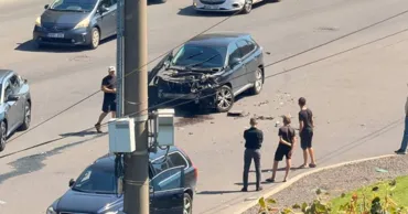 На улице Албишоара в Кишиневе столкнулись Volvo и Lexus