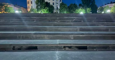 В Черновцах ступени на площади отремонтировали гранитными надгробиями с портретами