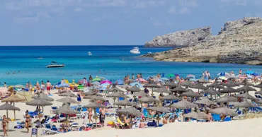 Insulele spaniole populare introduc noi restricții pentru turiști