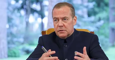 Медведев назвал «придурками» молодых россиян, которые не поддерживают страну