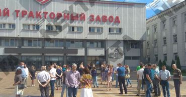 В Беларуси начались массовые забастовки на крупных предприятиях.