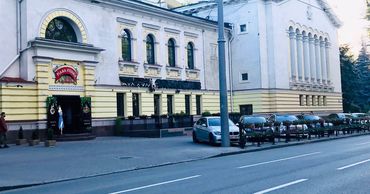 Перед кинотеатром Patria вновь паркуются автомобили.