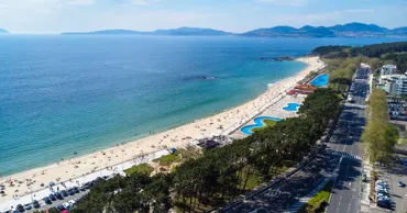 Город с "лучшим пляжем в мире" заставит туристов платить больше