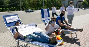 Администраторы и работники зон отдыха пикетировали правительство из-за закрытия бассейнов.