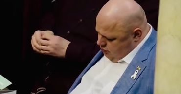 Народный депутат от партии "Слуга народа" Николай Стефанчук уснул во время заседания Верховной рады.