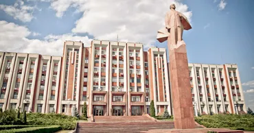 В школах Приднестровья введут еженедельное поднятие флага и исполнение гимна