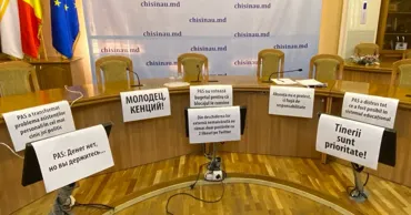 Consilierii MAN au făcut apel la maturitate politică către colegii din PAS prin mesaje scrise pe pancarte