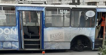 В центре Кишинева троллейбус лишился колеса.