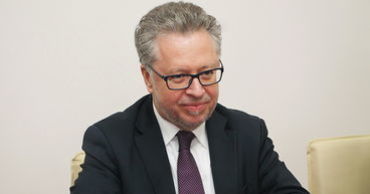Посол Франции поддерживает заявления Михалко о краже миллиарда.