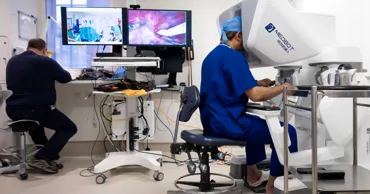 Лондонский хирург прооперировал пациента на расстоянии 2 400 км с помощью робота